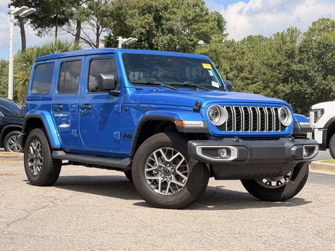 Used 2025 Jeep Wrangler Unlimited Sahara AWD/4WD image 2