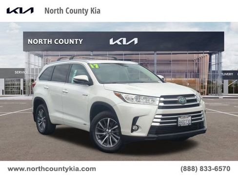 Used 2017 Toyota Highlander XLE w/ Carpet Mat Package AWD/4WD image 1