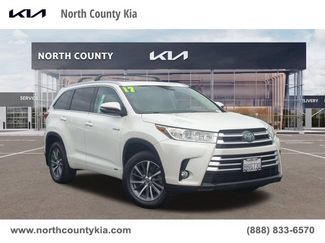 Used 2017 Toyota Highlander XLE w/ Carpet Mat Package AWD/4WD video 1