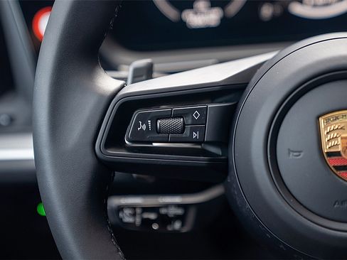 Used 2025 Porsche Cayenne S AWD/4WD image 7