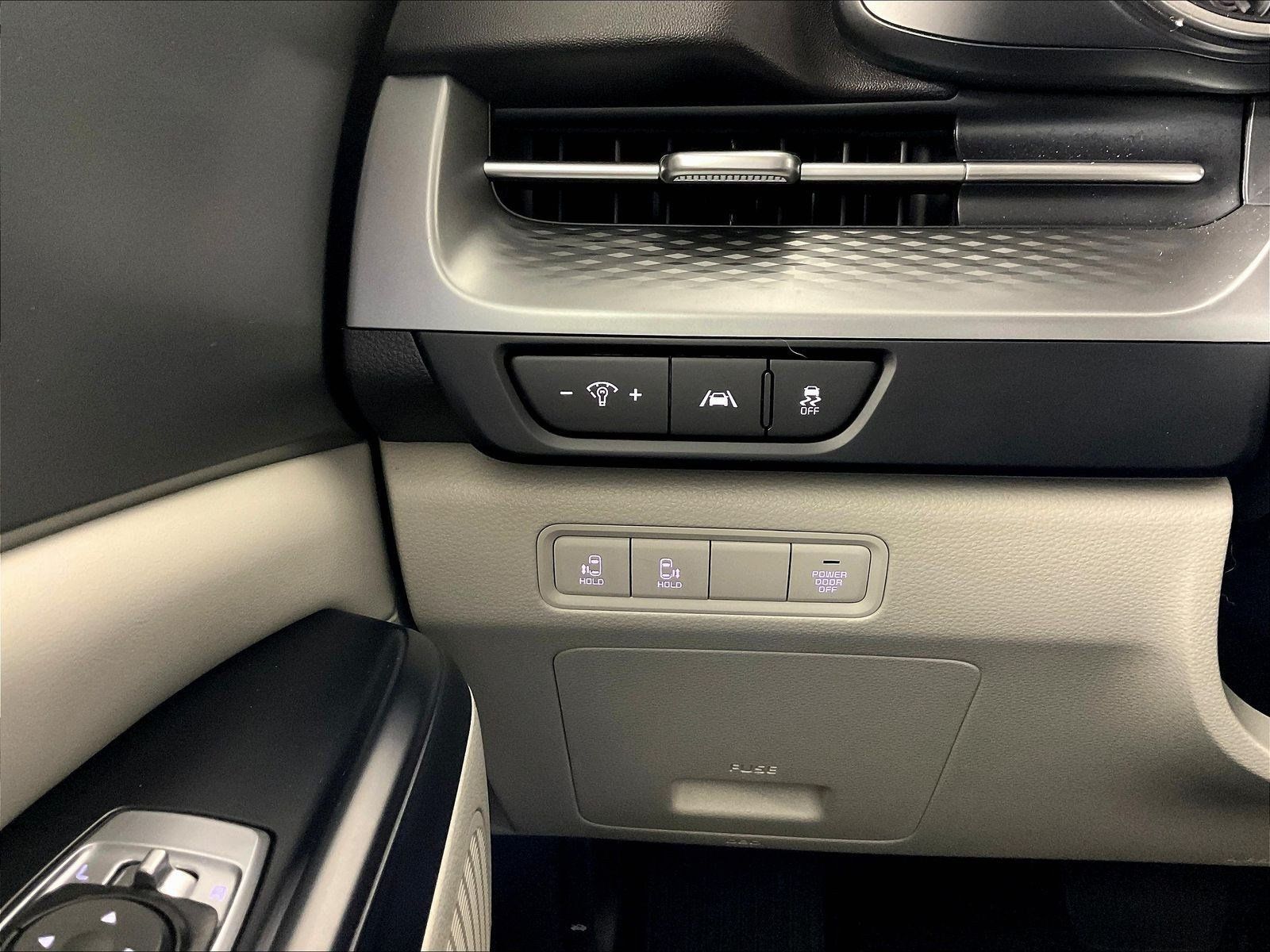 Used 2023 Kia Carnival LX FWD image 15