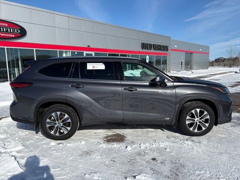 Certified 2021 Toyota Highlander XLE image 2
