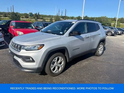 Used 2024 Jeep Compass Latitude AWD/4WD image 2