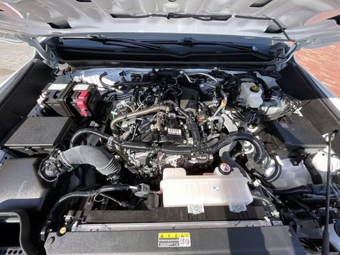 Used 2025 Toyota Tacoma SR5 w/ SR5 Upgrade Package AWD/4WD image 22