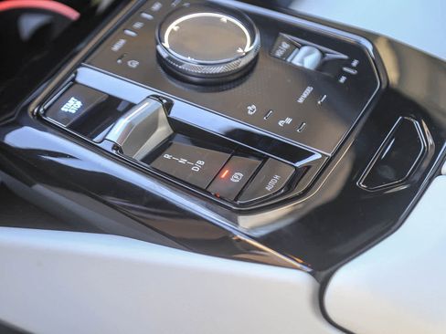 Used 2025 BMW i5 eDrive40i w/ Premium Package image 16