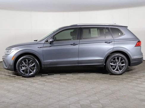 Used 2023 Volkswagen Tiguan SE w/ Panoramic Sunroof Package FWD image 18