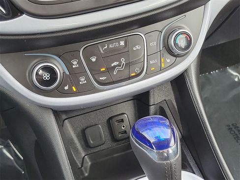 Used 2018 Chevrolet Volt LT w/ Comfort Package image 18