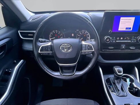 Certified 2025 Toyota Highlander LE FWD image 6