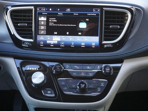 Used 2021 Chrysler Pacifica Touring-L image 33