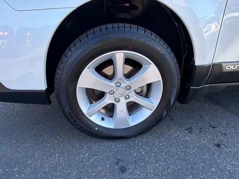 Used 2014 Subaru Outback 2.5i Premium image 10