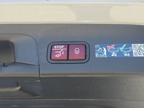 Used 2025 Mercedes-Benz GLS 450 4MATIC image 17