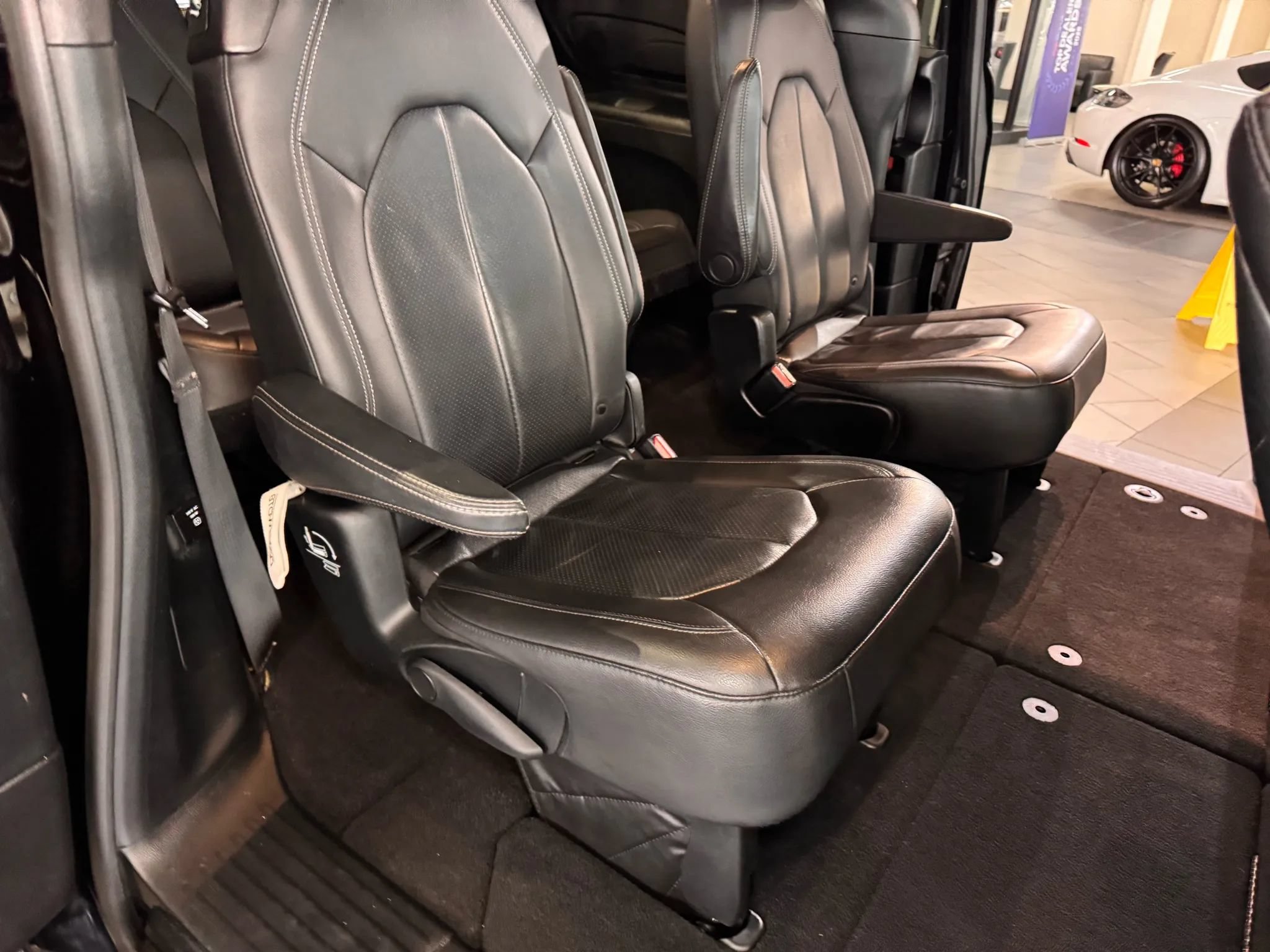Used 2019 Chrysler Pacifica Touring-L Plus w/ Advanced Safetytec Group FWD image 16