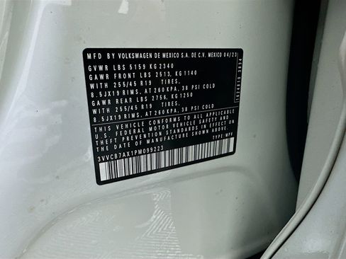 Used 2023 Volkswagen Tiguan SE R-Line image 12