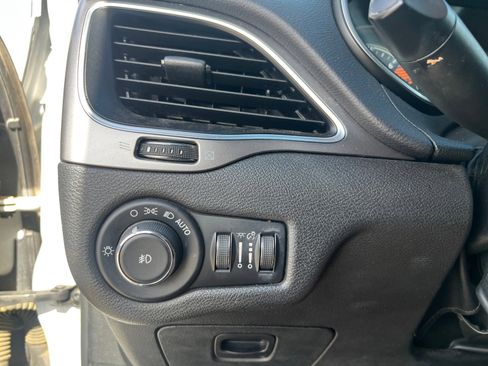 Used 2019 Jeep Cherokee Latitude Plus image 32