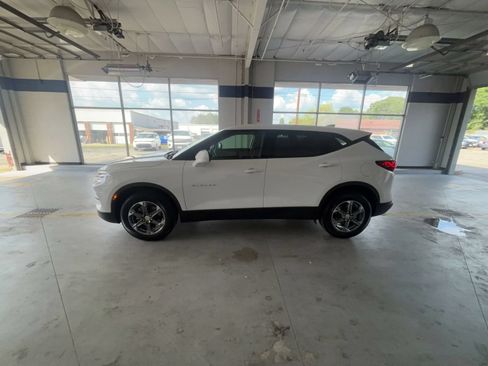 Used 2025 Chevrolet Blazer LT FWD image 8
