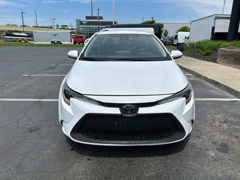 Used 2021 Toyota Corolla LE image 3