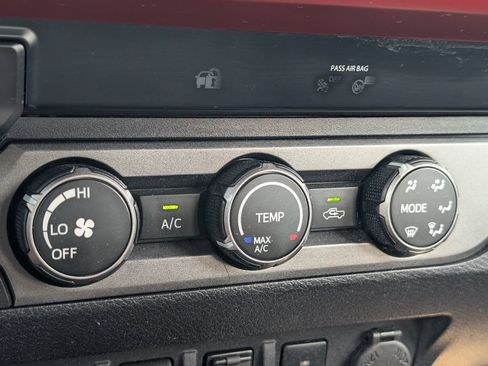 Used 2019 Toyota Tacoma TRD Sport AWD/4WD image 18
