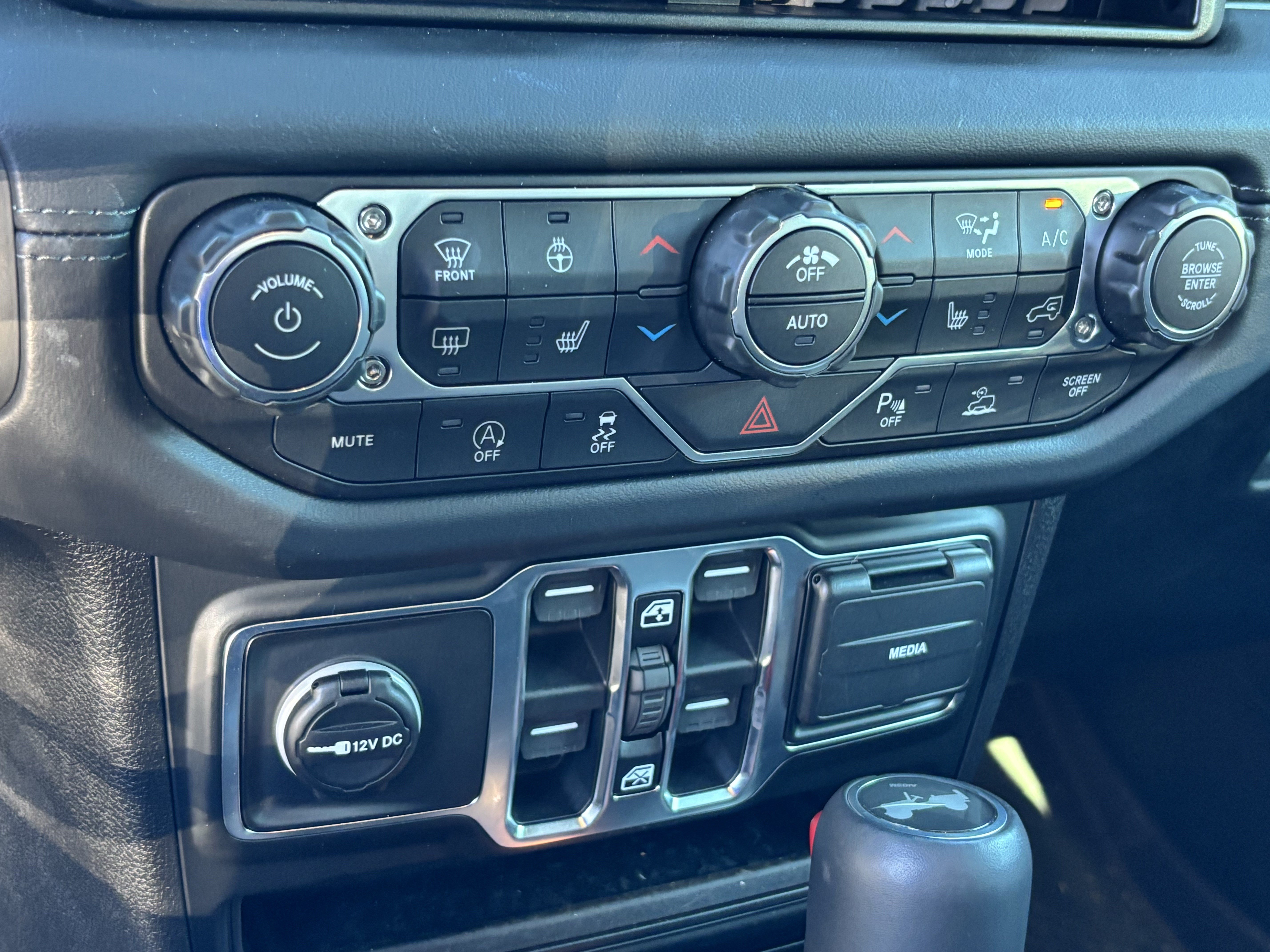 Used 2026 Jeep Wrangler Unlimited Sahara AWD/4WD image 29