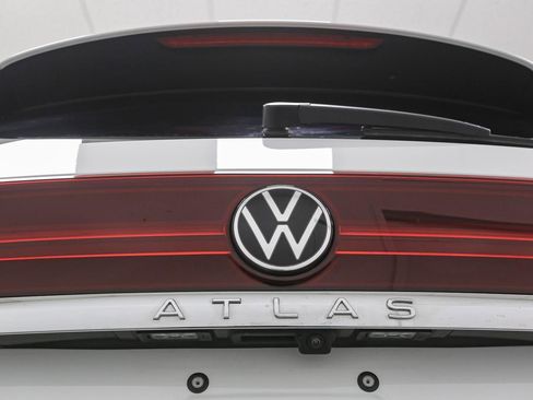 Used 2025 Volkswagen Atlas SE w/ Black Wheel Package image 14