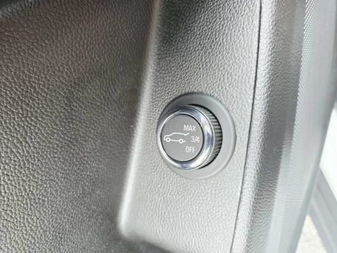 Used 2020 Chevrolet Traverse LT FWD image 33