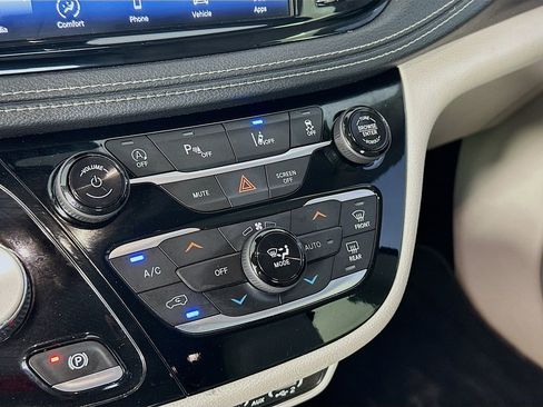Used 2021 Chrysler Pacifica Touring-L image 15