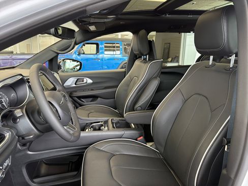 New 2026 Chrysler Pacifica Limited w/ Uconnect Theater Family Group AWD/4WD image 8