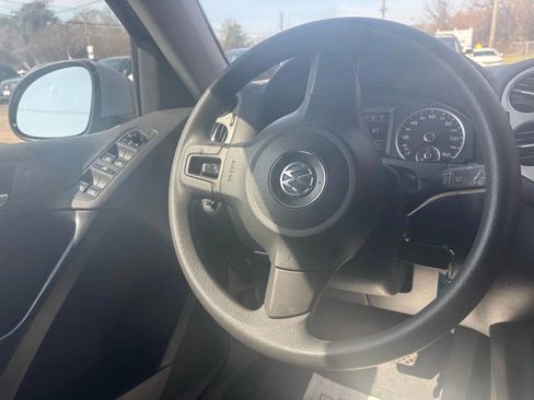 Used 2011 Volkswagen Tiguan S image 5
