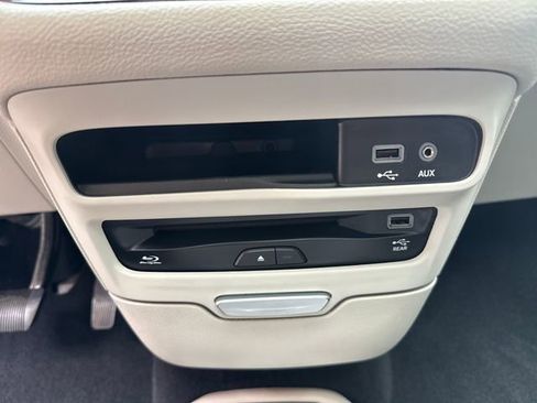 Used 2018 Chrysler Pacifica Limited w/ Advanced Safetytec Group FWD image 27