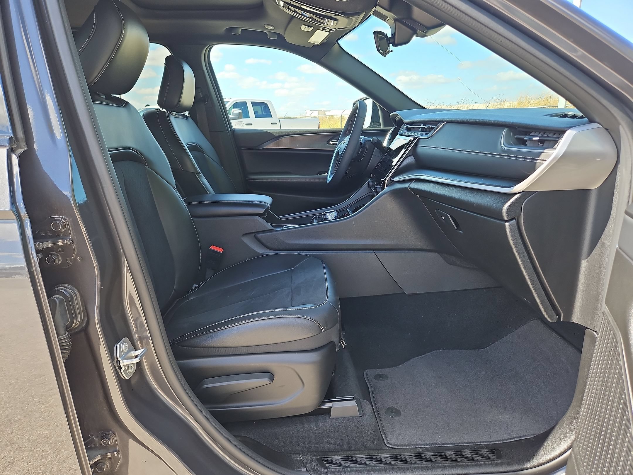 Used 2025 Jeep Grand Cherokee Altitude RWD image 27