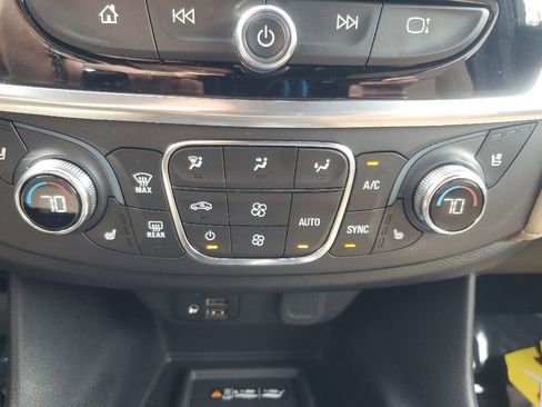 Used 2023 Chevrolet Traverse Premier FWD image 28