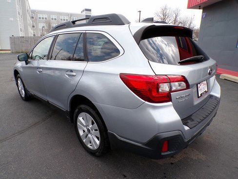 Used 2019 Subaru Outback 2.5i Premium image 7