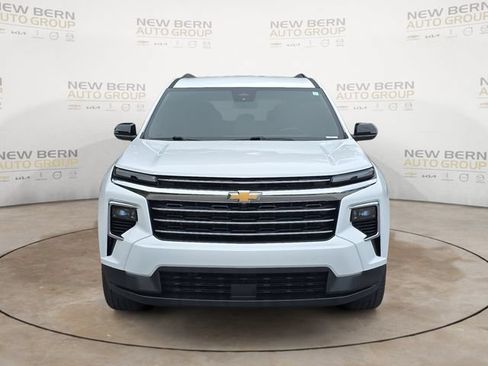 Used 2025 Chevrolet Traverse LT FWD image 8