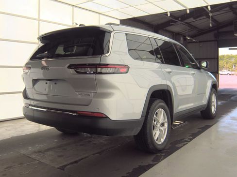 Used 2023 Jeep Grand Cherokee L Laredo image 6