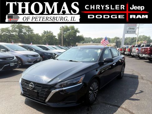 Used 2024 Nissan Altima 2.5 SV FWD image 3