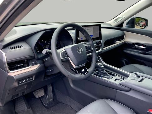 Used 2025 Toyota Grand Highlander AWD Hybrid image 18