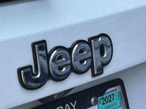 Used 2018 Jeep Renegade Latitude FWD image 3