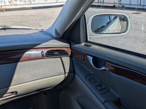 Used 2000 Cadillac De Ville w/ Comfort/Convenience Pkg image 16