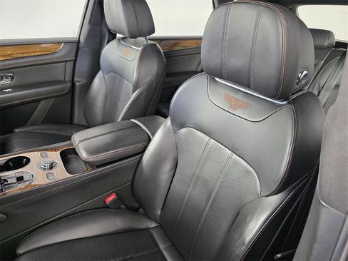 Used 2018 Bentley Bentayga image 11