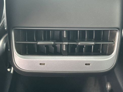 Used 2022 Tesla Model Y Long Range image 16