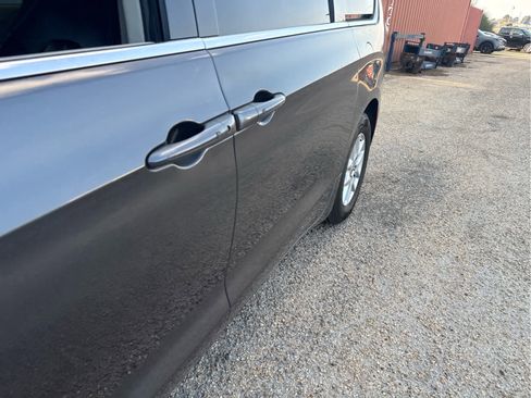 Used 2023 Chrysler Pacifica Touring-L image 8