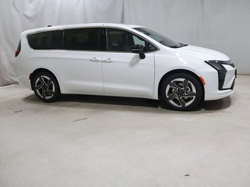 New 2027 Chrysler Pacifica Limited FWD image 6
