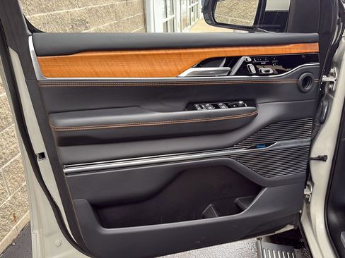 Used 2022 Jeep Grand Wagoneer Series III w/ Rear Seat Video Group 1 AWD/4WD image 4