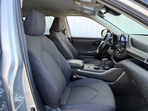 Used 2024 Toyota Highlander LE image 28