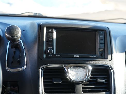 Used 2016 Chrysler Town & Country Limited image 24