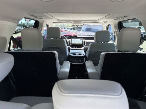 Used 2025 Ford Expedition Platinum AWD/4WD image 18