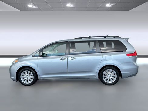 Used 2013 Toyota Sienna Limited w/ Premium Pkg FWD image 2