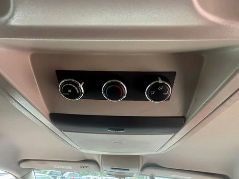 Used 2015 Chrysler Town & Country Touring w/ Driver Convenience Group image 17