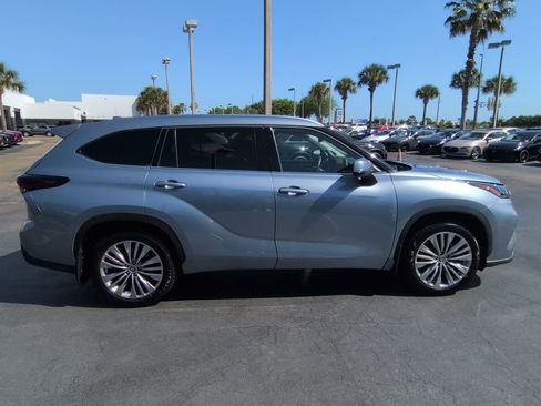 Used 2024 Toyota Highlander Platinum image 3