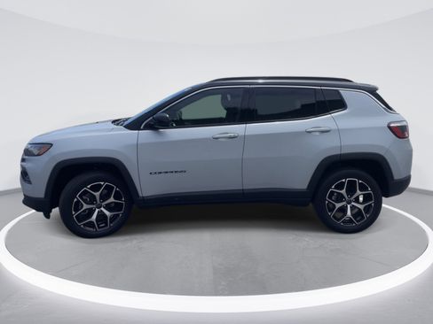 Used 2026 Jeep Compass Limited AWD/4WD image 4