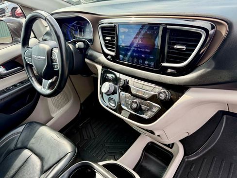 Used 2017 Chrysler Pacifica Touring-L Plus w/ Advanced Safetytec Group FWD image 29